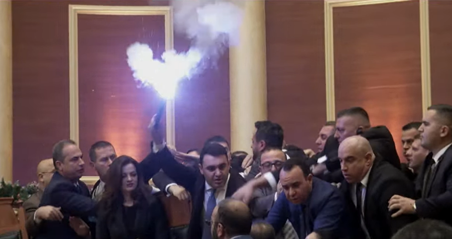 Kaos, p&euml;rplasje e flakadan&euml; n&euml; Kuvend, Endri Shabani betohet si