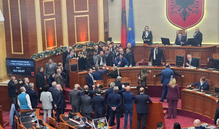 Kaosi n&euml; Kuvend, PS k&euml;rkon p&euml;rjashtimin e 29 deputet&euml;ve