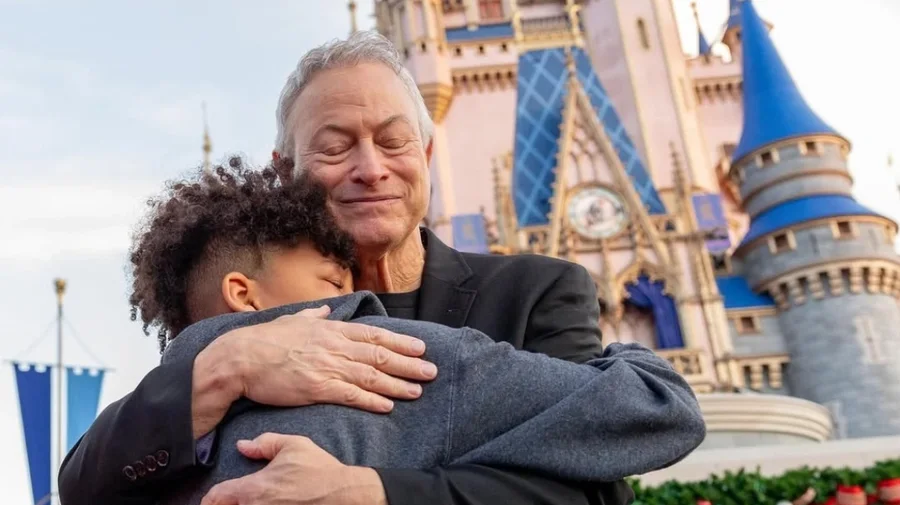 Pse aktori Gary Sinise d&euml;rgoi mbi 1,000 f&euml;mij&euml; falas n&euml;