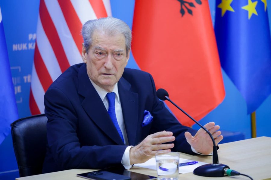 Jo vet&euml;m protesta, Berisha paralajm&euml;ron greva urie: Form&euml;