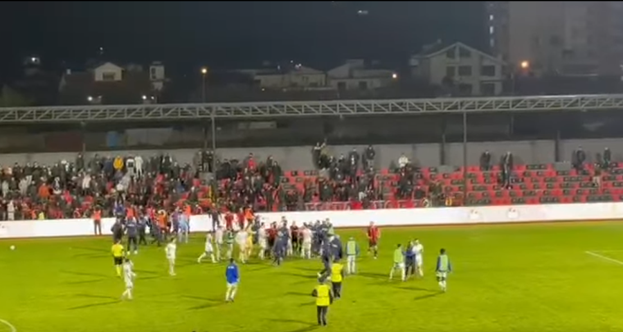 VIDEO/ Skandal n&euml; Vlor&euml;! Tifoz&euml; t&euml; Flamurtarit zbresin