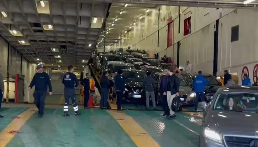 Qindra emigrant&euml; shqiptar&euml; mb&euml;rrijn&euml; n&euml; portin e