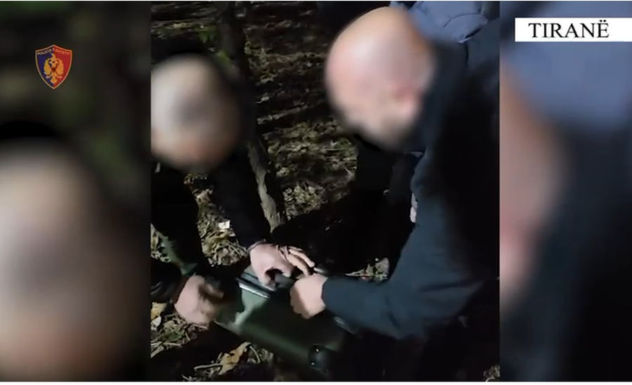 Kallashnikov brenda valixhes n&euml; terminalin e autobus&euml;ve, arrestohet 24