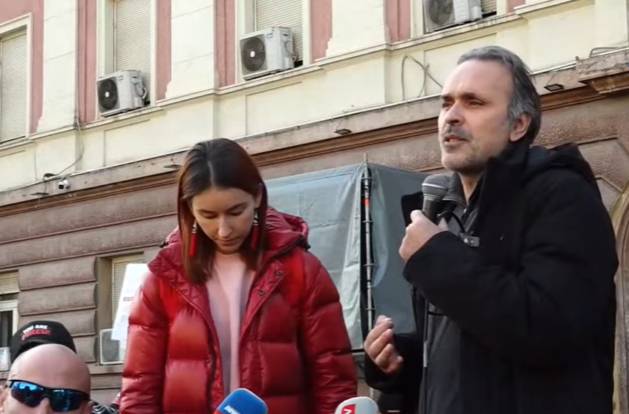 Analisti i bashkohet protest&euml;s s&euml; Lapajt: Kryeministri, i degraduar!