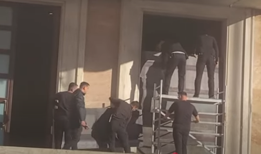 Protesta e opozit&euml;s ndez alarmin, Kryeministria blindohet me mburoja