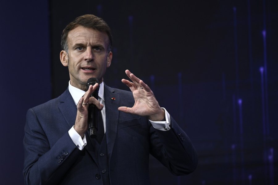 Macron njofton nd&euml;rtimin e aeroplanmbajt&euml;ses s&euml; re ultramoderne.