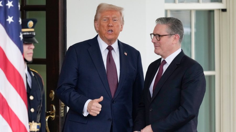 Starmer dhe Trump bised&euml; telefonike p&euml;r luft&euml;n n&euml;