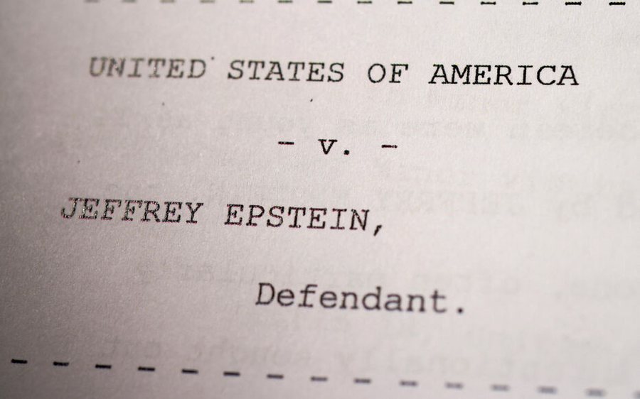 Dosja Epstein trondit SHBA-n&euml; / Demokrat&euml;t akuza Trump p&euml;r