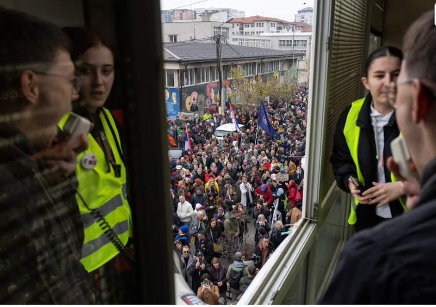 Serbi / Mijëra studentë dalin në rrugët e Novi Pazar