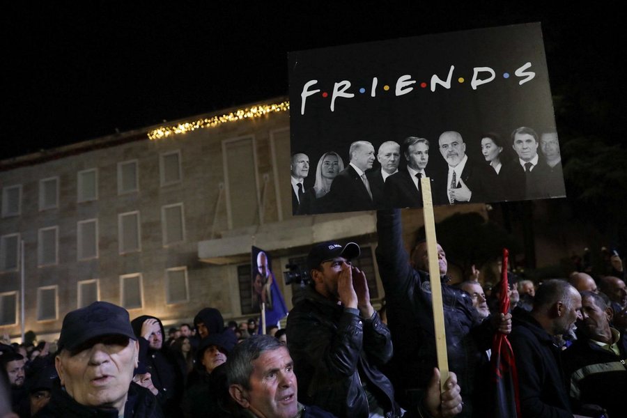 Berisha k&euml;rkon largimin e Ram&euml;s, protestuesit hedhin molotov&euml;