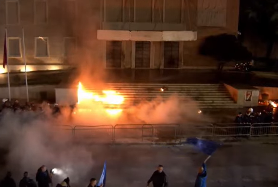 Berisha k&euml;rkon largimin e Ram&euml;s, protestuesit hedhin molotov&euml;