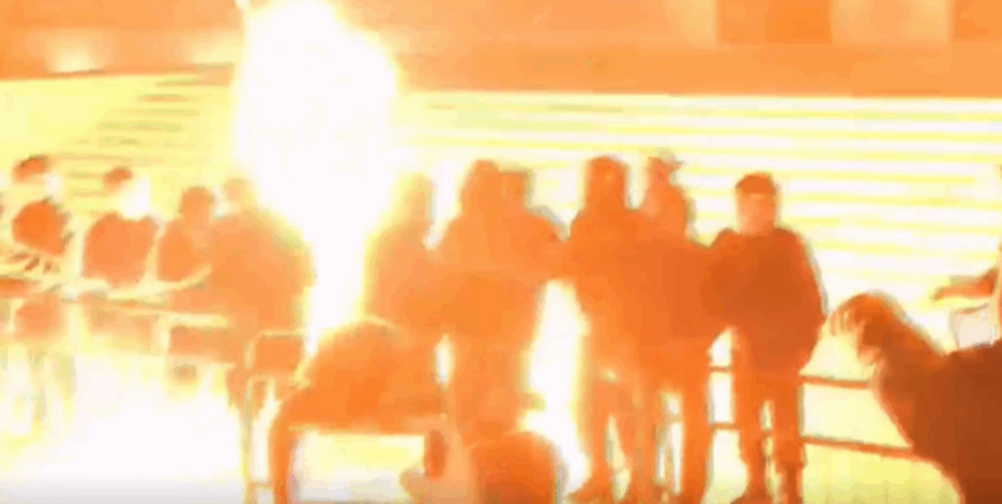 Berisha k&euml;rkon largimin e Ram&euml;s, protestuesit hedhin molotov&euml;