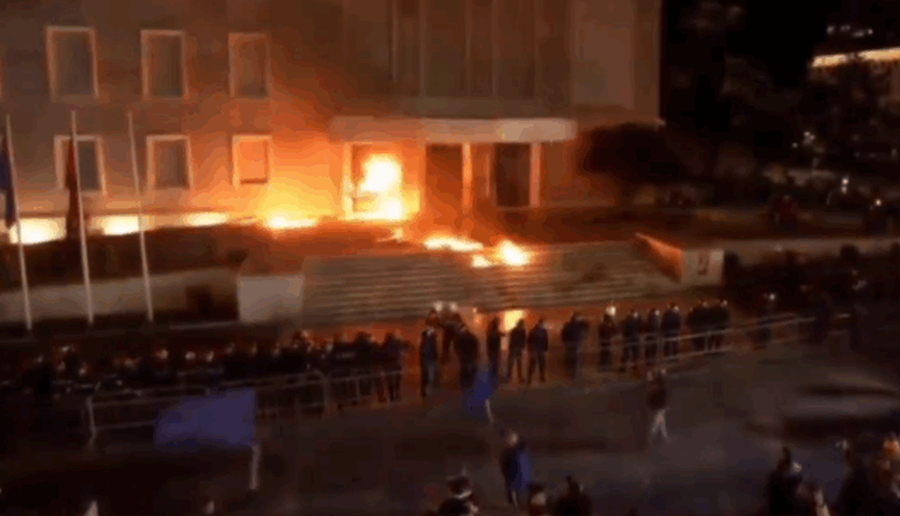 Berisha k&euml;rkon largimin e Ram&euml;s, protestuesit hedhin molotov&euml;