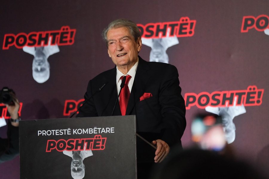 Berisha k&euml;rkon largimin e Ram&euml;s, protestuesit hedhin molotov&euml;