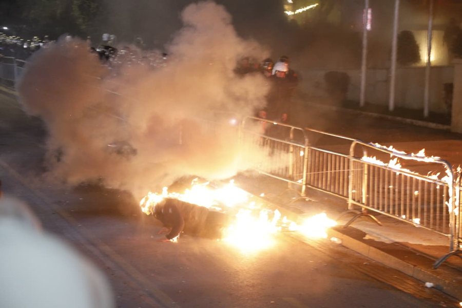 Berisha k&euml;rkon largimin e Ram&euml;s, protestuesit hedhin molotov&euml;