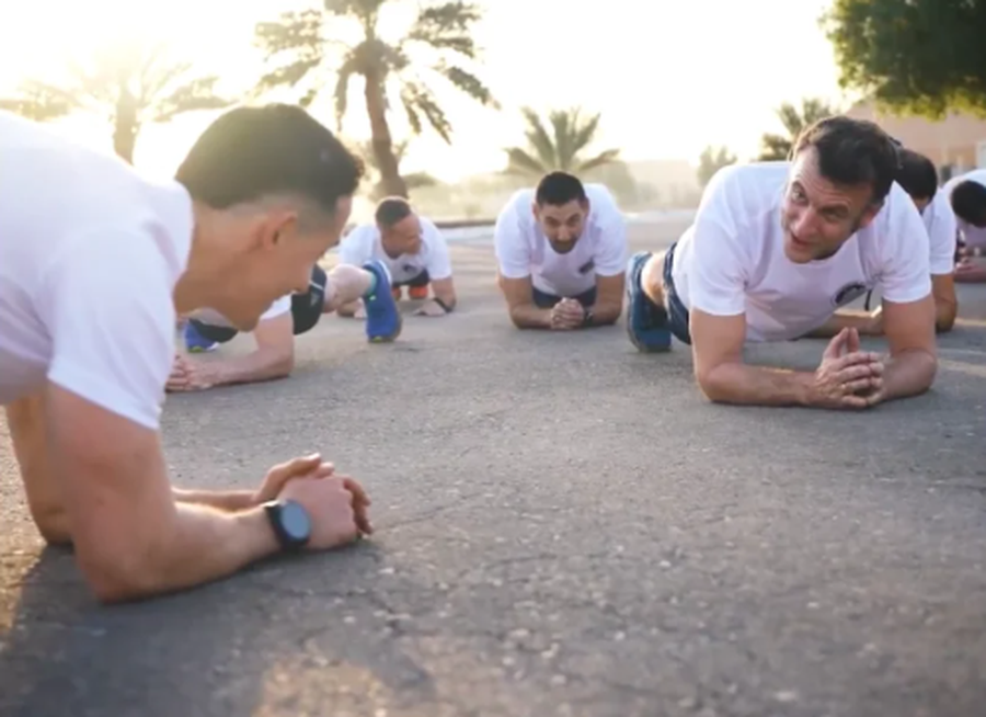 VIDEO/ Macron viziton ushtar&euml;t n&euml; Emiratet e Bashkuara dhe