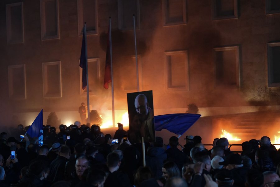 Molotov&euml;t n&euml; protest&euml;n e PD, 4 protestues t&euml; arrestuar, 7