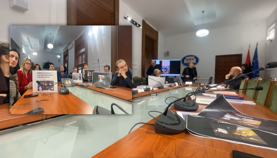 Deputet&euml;t e PD tek &lsquo;Etika&rsquo; me pankarta p&euml;r skandalin e