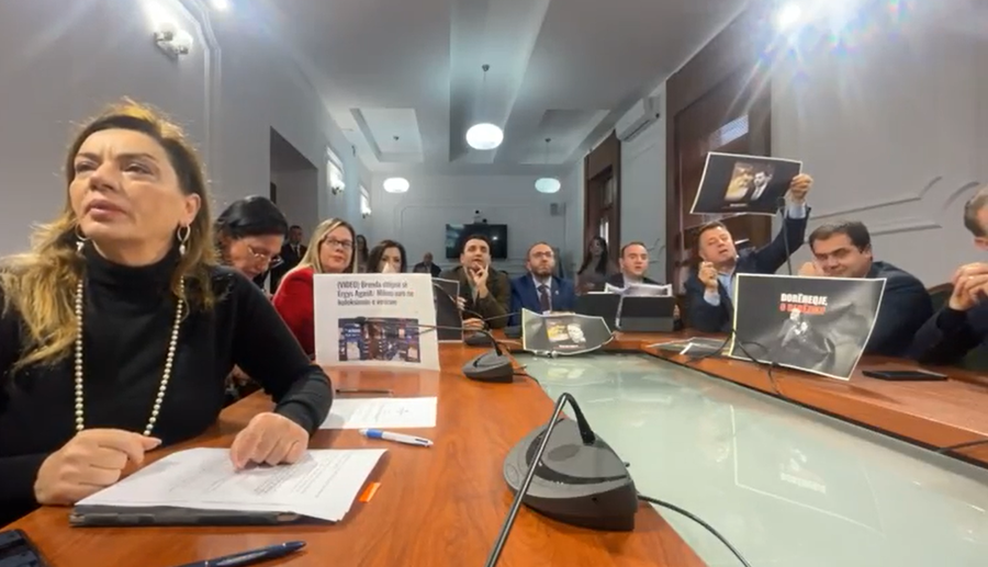 Kaosi n&euml; seanc&euml;n e fundit plenare, 6 deputet&euml; demokrat&euml;