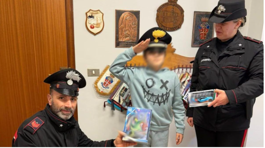 Historia e djalit jetim q&euml; shiti vizatimet e tij si dhurat&euml; p&euml;r