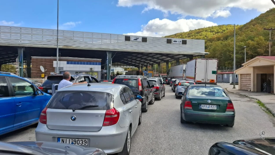 Fluks i shtuar automjetesh n&euml; Kapshtic&euml;, mij&euml;ra shqiptar&euml;