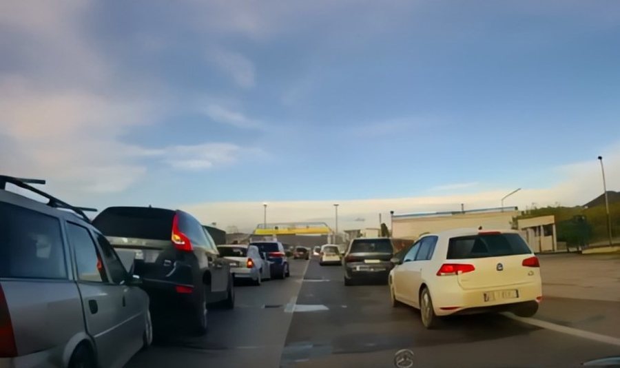 P&euml;rplasen gjasht&euml; makina n&euml; autostrad&euml;n