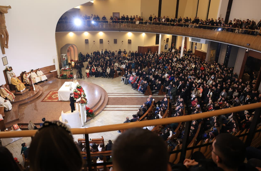 Kremtohet Krishtlindja, besimtar&euml;t luten p&euml;r mbar&euml;si!