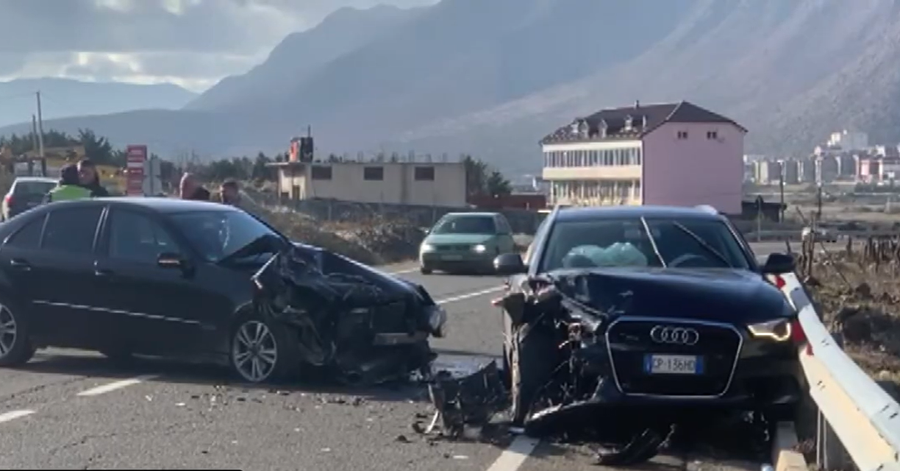 Aksident n&euml; rrug&euml;n e Arbrit, dy makina p&euml;rplasen 'kok&euml;