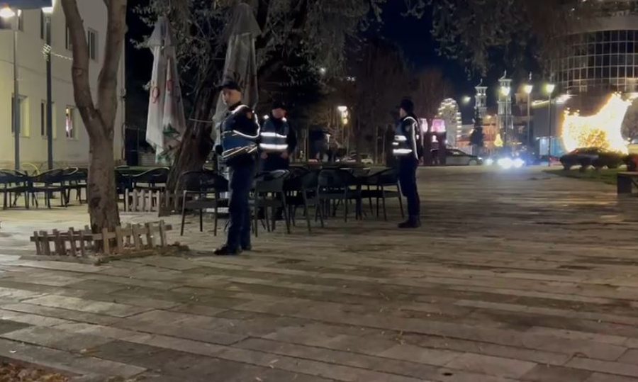 FOTOT/ P&euml;rleshje brenda nj&euml; lokali, shoq&euml;rohen i d&euml;mtuari