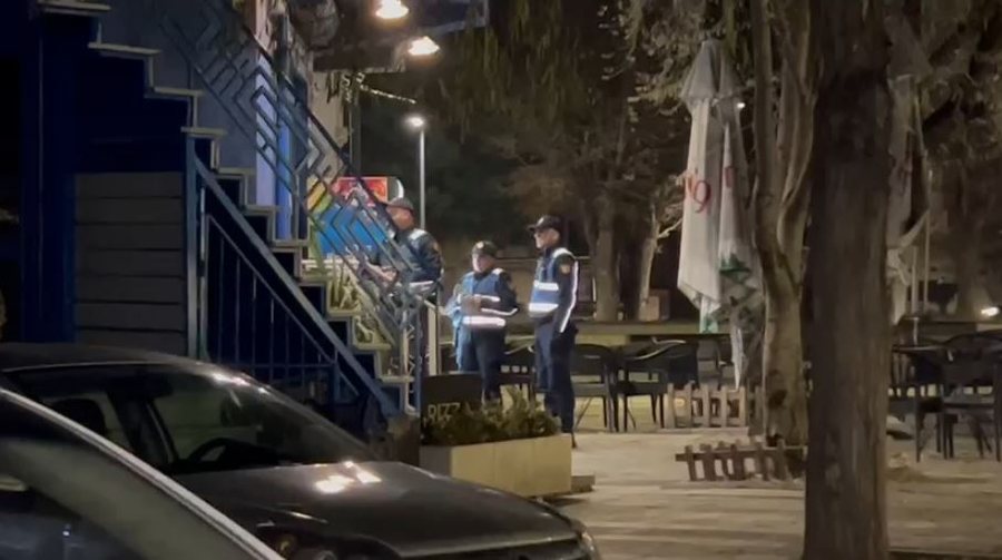 FOTOT/ P&euml;rleshje brenda nj&euml; lokali, shoq&euml;rohen i d&euml;mtuari