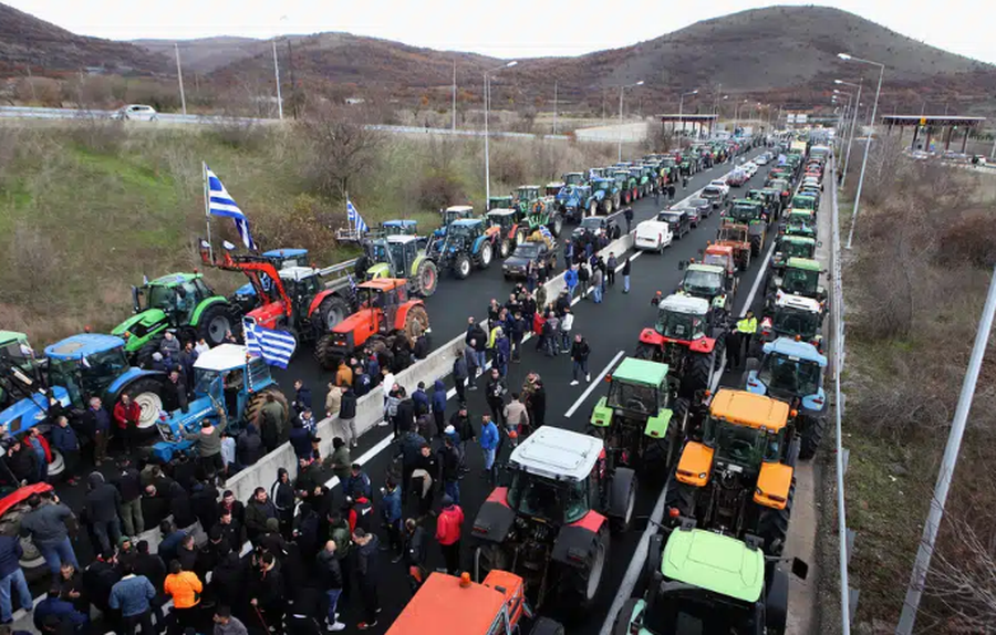Fermer&euml;t grek&euml; nuk t&euml;rhiqen nga protestas, rruga
