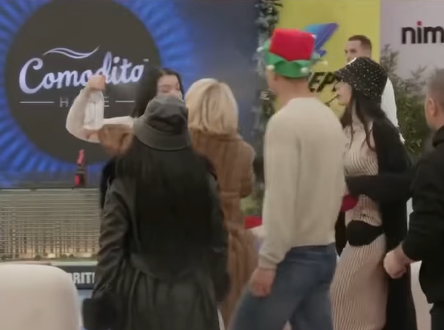 P&euml;rplasja mes Dolces dhe Alb&euml;s, mb&euml;rrin zarfi i zi n&euml;