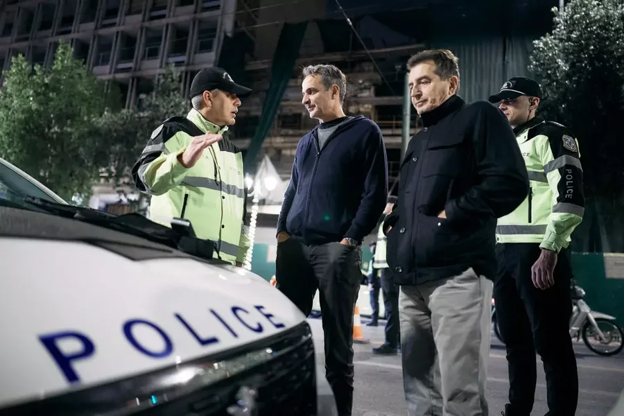 Policia ndalon dhe i bën test alkooli kryeministrit Mitsotakis