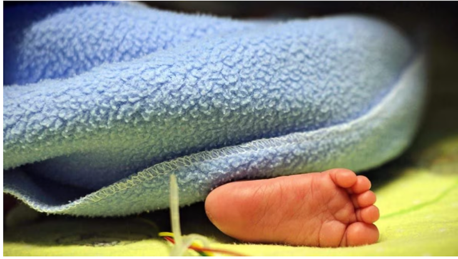 Shkon n&euml; spital me nj&euml; foshnje t&euml; pajet&euml; n&euml;