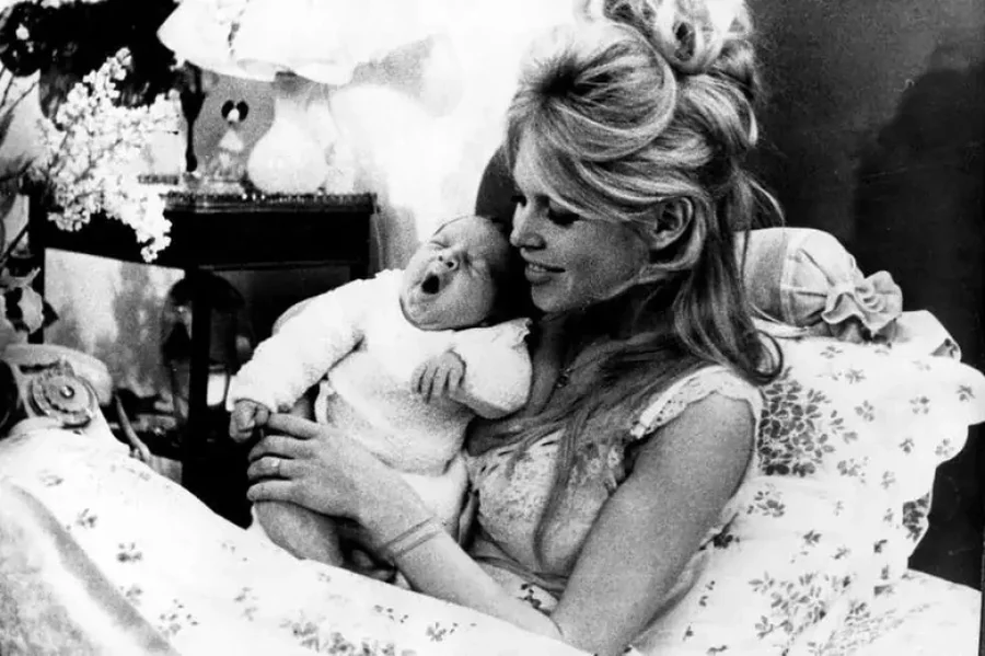 An&euml;t e err&euml;ta t&euml; Brigitte Bardot: Braktisja e f&euml;mij&euml;s