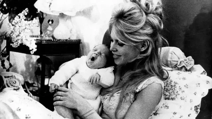 Anët e errëta të Brigitte Bardot: Braktisja e fëmijës