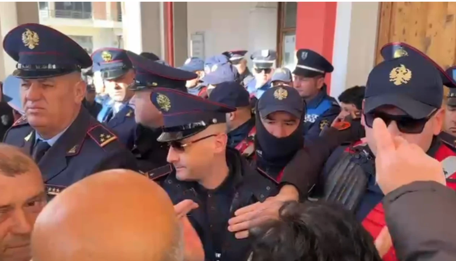 "Duam uj&euml;, jep dor&euml;heqjen", qytetar&euml;t e Vlor&euml;s