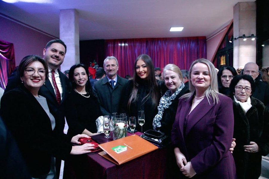 FOTO/ Sara Mila transformim drastik në pamje pas mandatit të