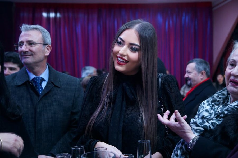 FOTO/ Sara Mila transformim drastik në pamje pas mandatit të