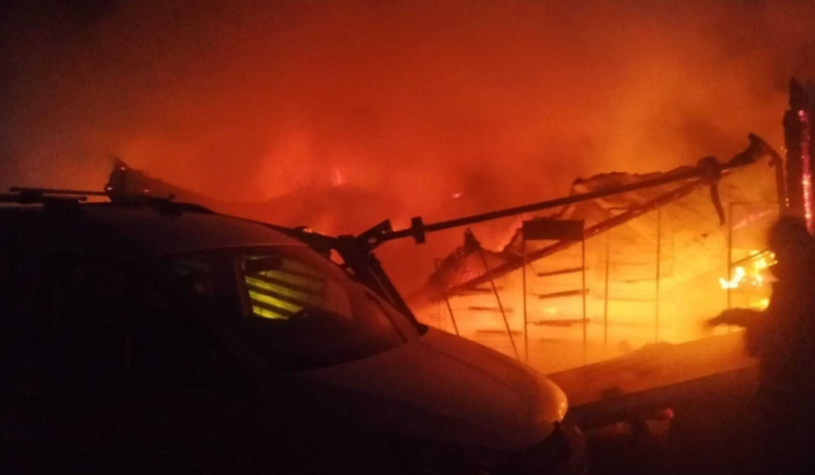 Flak&euml;t shkrumbojn&euml; kiosk&euml;n dhe 2 automjete t&euml; parkuara