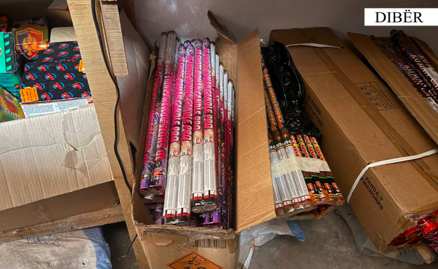 Shisnin kapsolla e fishekzjarre brenda dyqaneve n&euml; Dib&euml;r, e