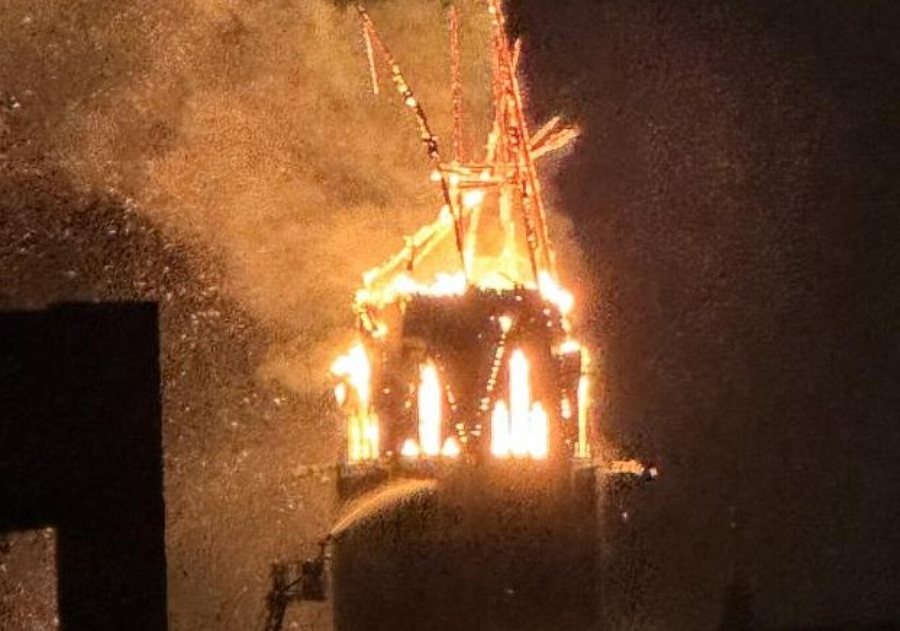 Kulla historike e kish&euml;s shembet n&euml; flak&euml; n&euml; Amsterdam.