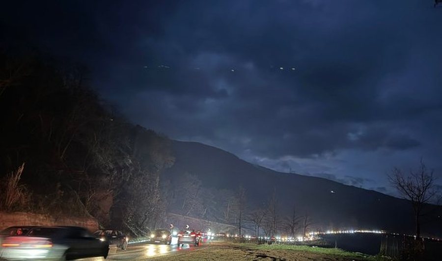 Trafik kilometrik, qytetar&euml;t bllokohen n&euml; temperatura n&euml;n zero