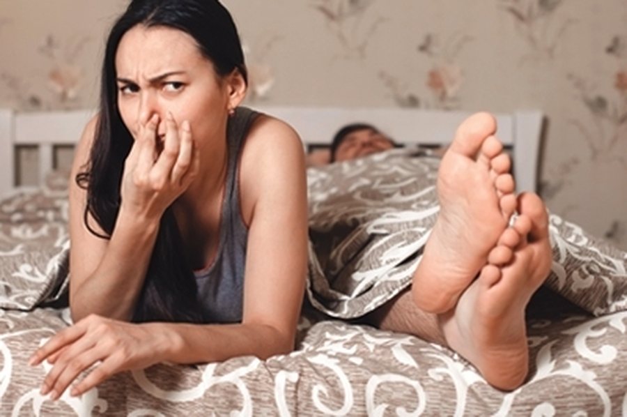 A mund t&euml; vesh t&euml; nj&euml;jt&euml;n pal&euml; &ccedil;orape dy