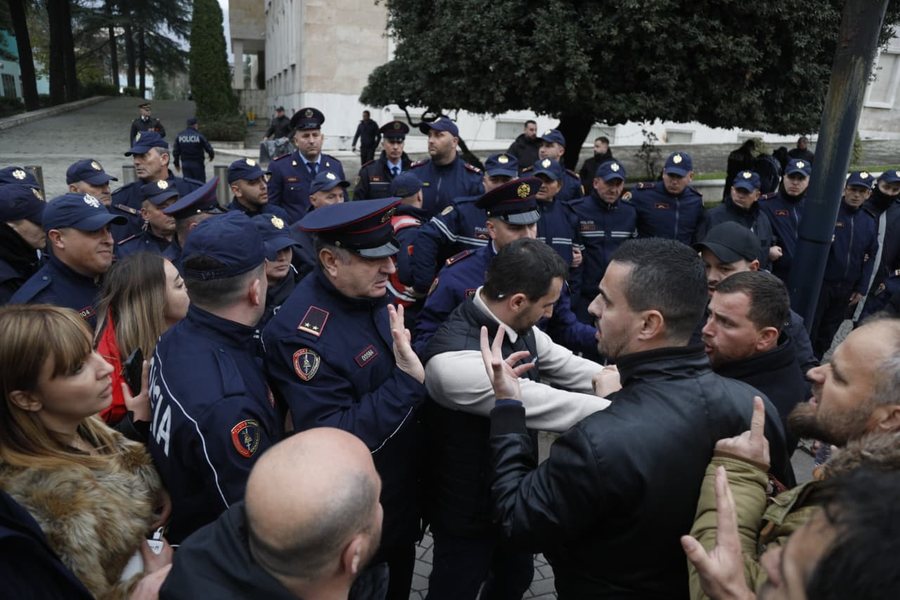 Protesta para kryeministris&euml;, arrestohen 4 persona, procedohet Lapaj!