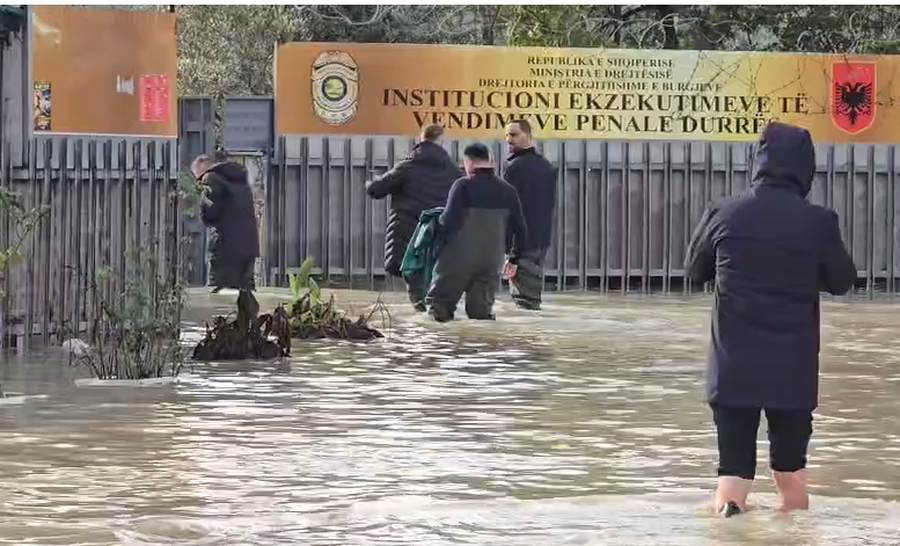 VIDEO/ Veliaj e Beqaj n&euml; burgun e p&euml;rmbytur t&euml; Durr&euml;sit,
