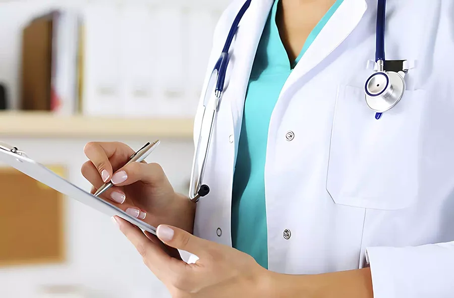 Plas n&euml; spitalin e Tiran&euml;s, mjekut s&rsquo;i mbajn&euml; nervat dhunon