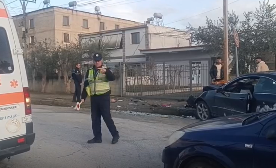 Benz-i përplaset me katraulin, dy persona të plagosur, pamjet e