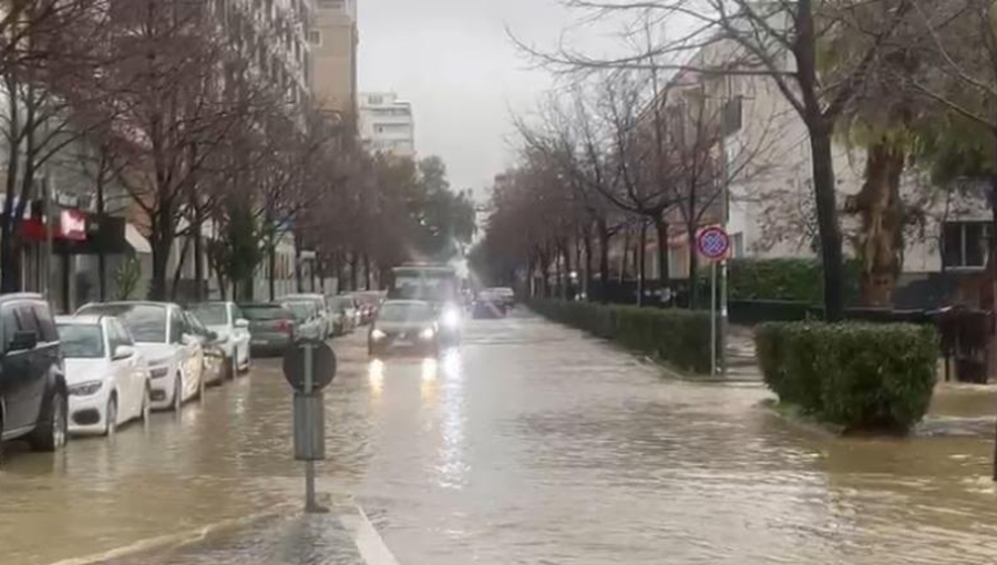 Moti i keq n&euml; vend/ Lumi Vjosa del nga shtrati, Durr&euml;si e Lezha ende