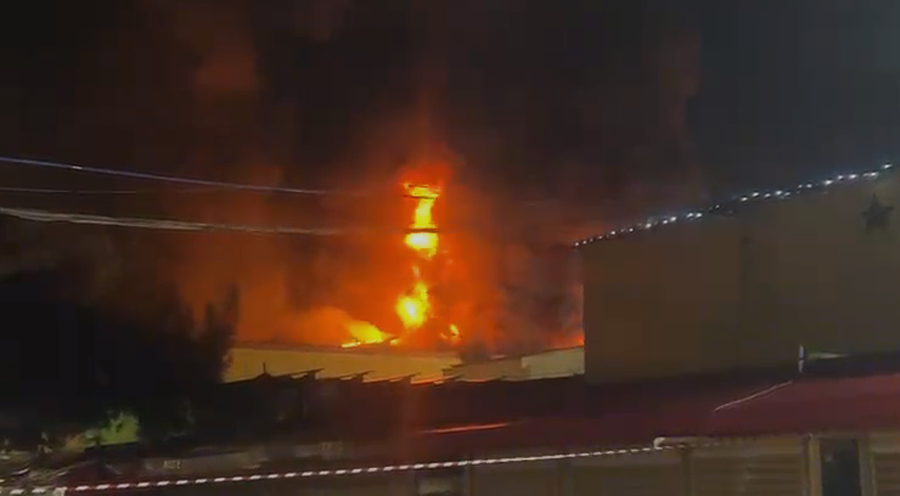 VIDEO/ Vijojn&euml; flak&euml;t n&euml; tregun e rrobave t&euml; p&euml;rdorura